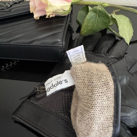 Bloomingdale’s leather and cashmere lined gloves - Picture 5 of 16